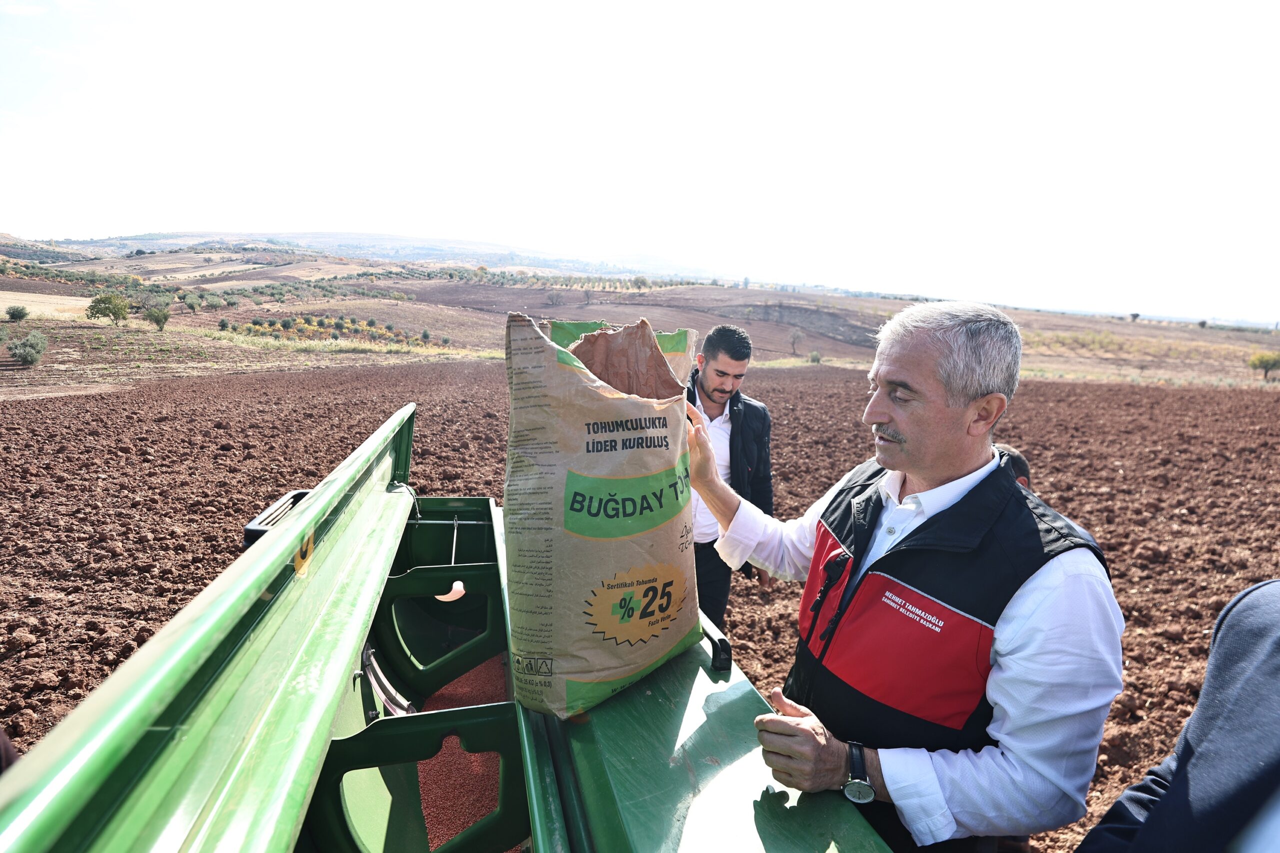 BAŞKAN TAHMAZOĞLU DAĞITTIĞI TOHUMLARI ÇİFTÇİLERLE EKTİ