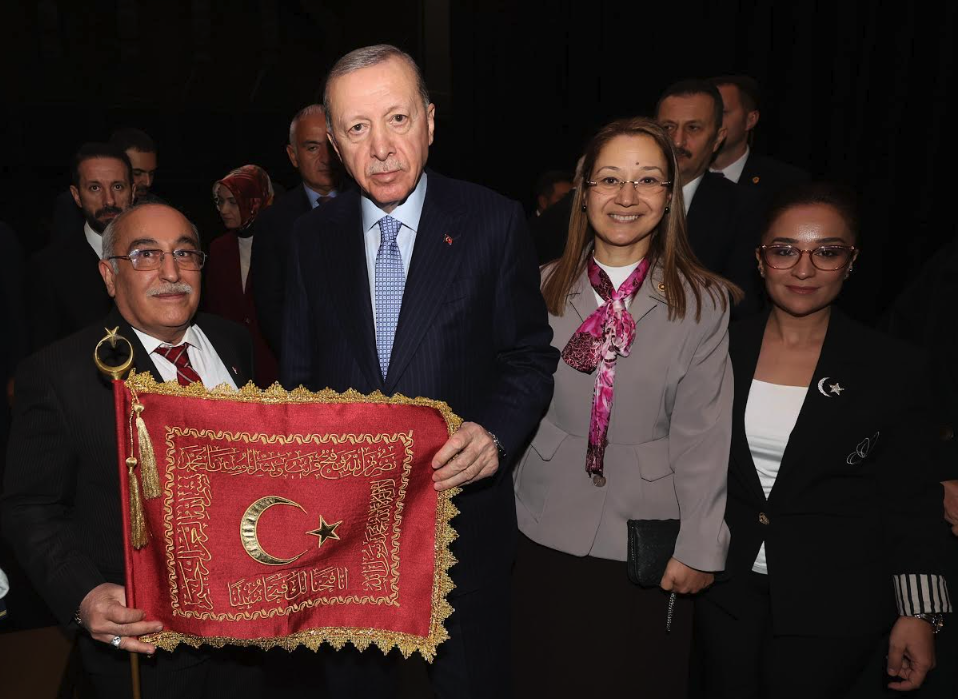 KUTNUCU USTA CUMHURBAŞKANINA SANCAK HEDİYE ETTİ