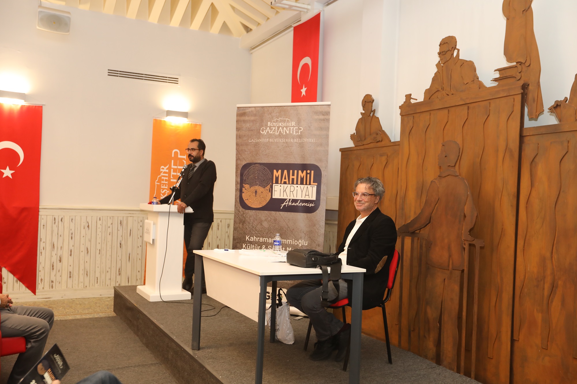 MAHMİL FİKRİYAT AKADEMİSİ”NİN “AŞIRI DÜŞÜNMEK: FELSEFE VE CANAVARLAR” KONULU KONFERANSI DÜZENLENDİ