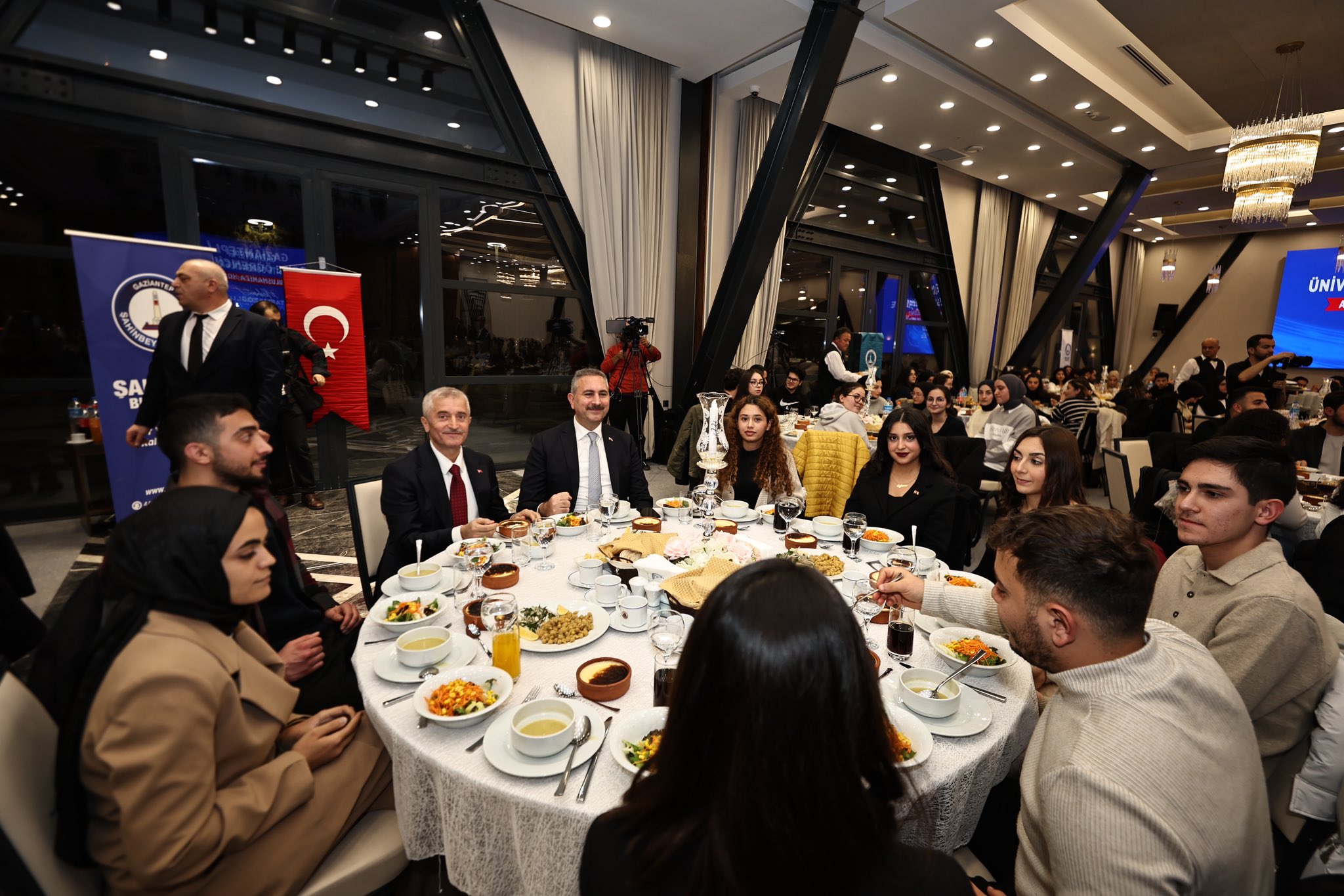 TAHMAZOĞLU GURBETTEKİ ŞAHİBEYLİ ÜNİVERSİTELİLERLE BİR ARAYA GELDİ